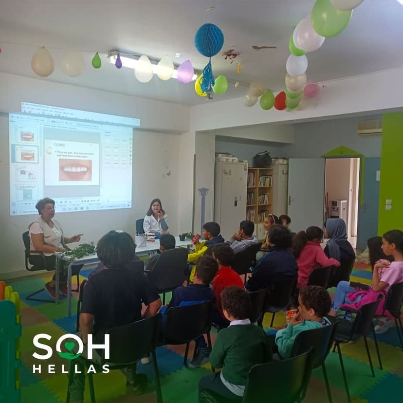 Εθελοντές της SOH Hellas προετοιμάζουν πακέτα υποστήριξης
